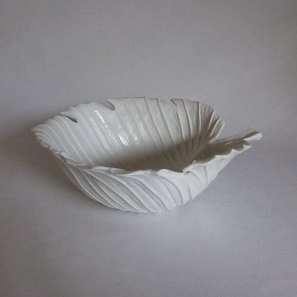 NEW LARGE 12” WHITE PORCELAIN DECORATIVE LEAF SHAPED BOWL SCULPTURE WITH STEM - Picture 6 of 12